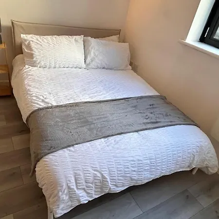 1 Bed Flat - Perfect For Short *